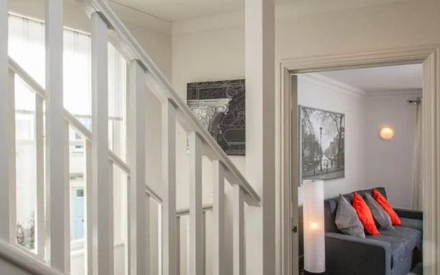 Central Quiet 2 Bedroom Townhouse With Office