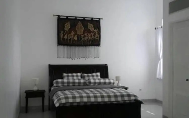 Griya Pamengkang 2 - Colonial House