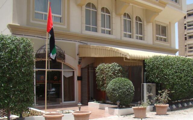 Queen Inn Hotel Apartments вид на фасад