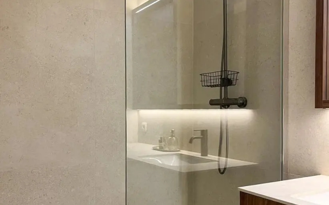 Huswell - Renovated Beachfront Apartment