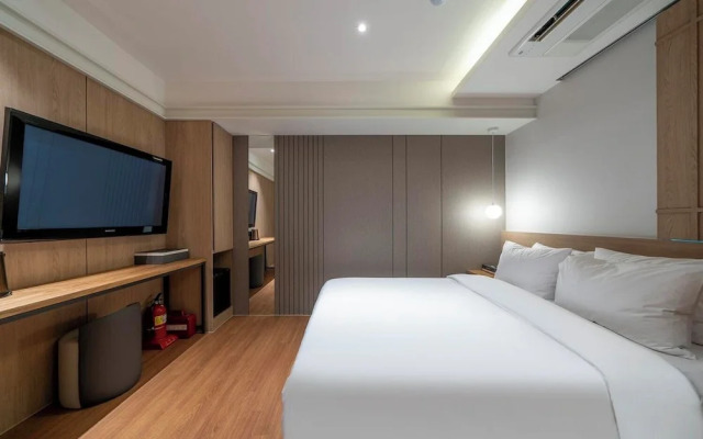 Busan Yongho-dong Athena Hotel