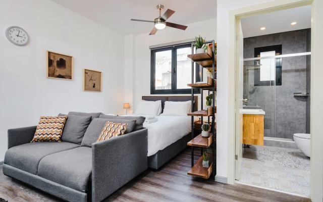 Sanders Home Suites - Cheerful Downtown Studio