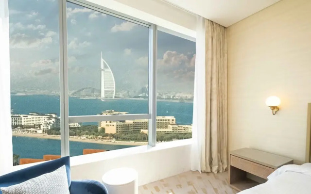LUX Iconic Views at The Palm Tower 6