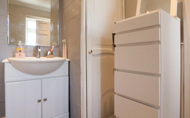 Spacious 3-br House W/conservatory in Greenwich
