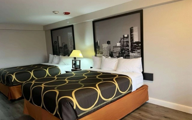 Super 8 by Wyndham Mont Belvieu/Baytown East