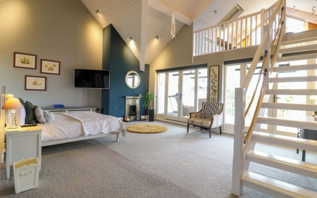 River Haven - River Thames Frontage House