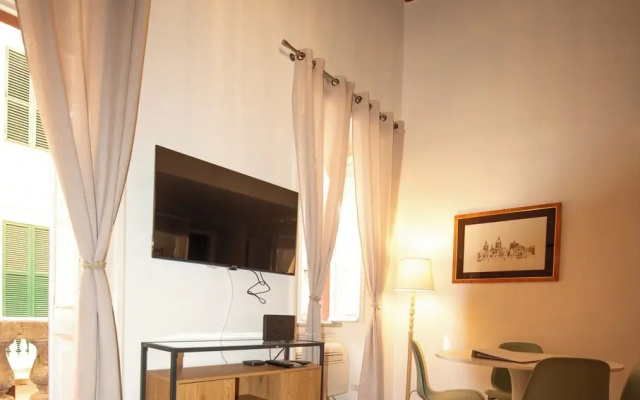 Spanish Steps Romantic Nest With Balcony