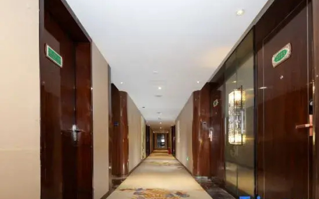 Vienna Hotel (Chengdu South Railway Station Sanwayao Subway Station)