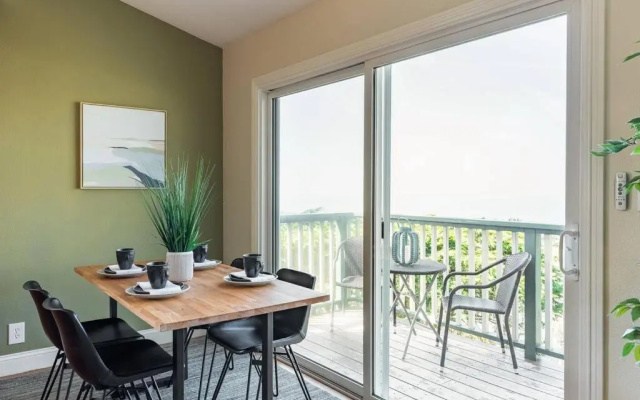 Ocean View Retreat Mins to Beaches & Trails
