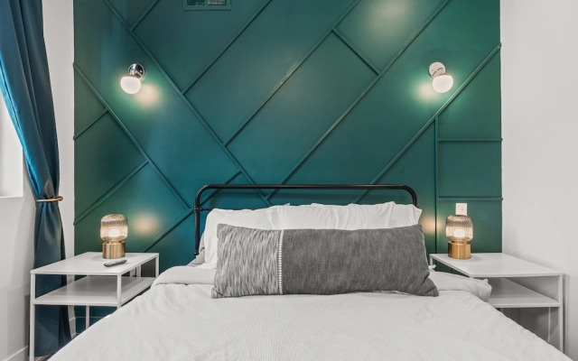 Stylish Near Stadiums & Nightlife Game Room