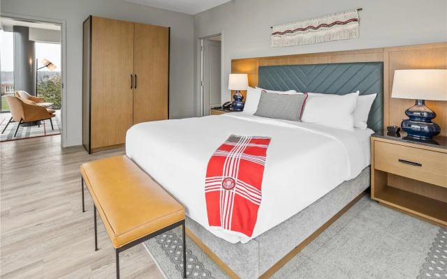 The Highlander at Radford, Tapestry Collection by Hilton