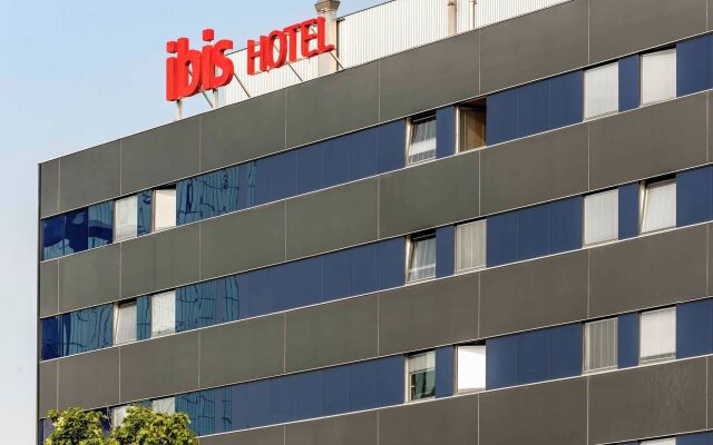 Отель Ibis Zurich City West Цюрих вид на фасад