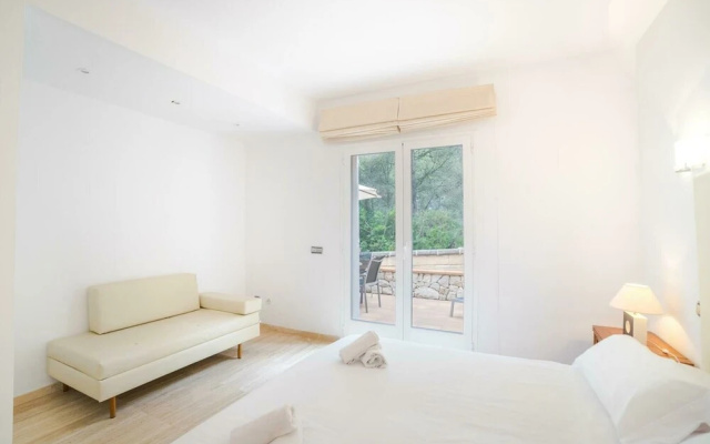 Spectacular Villa With Three Levels Located in Quiet Area