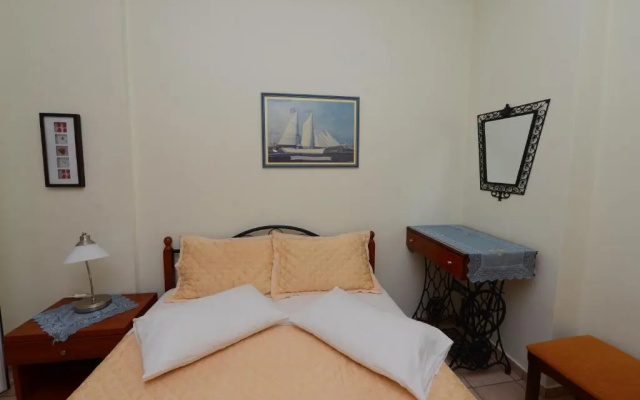 Roula's Studios & Apartment