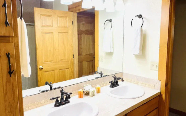 Jackstraw Mountain 32 2 Bedroom Condo by RedAwning