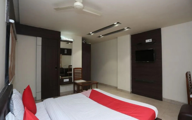 OYO 27725 Hotel Crown Plaza
