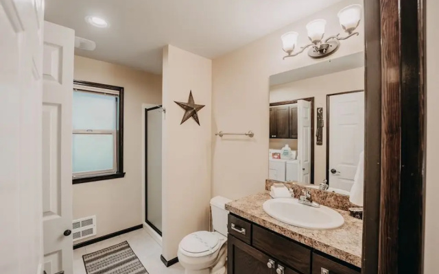 89gs - Hot Tub - Pets Ok - Wifi - Sleeps 4 1 Bedroom Home by RedAwning