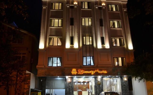 Luxury Hotel вид на фасад