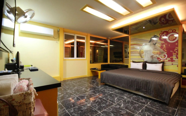 2NE1 Hotel