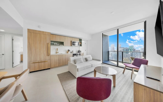 Luxe 2-BD Condo in Downtown - City Views