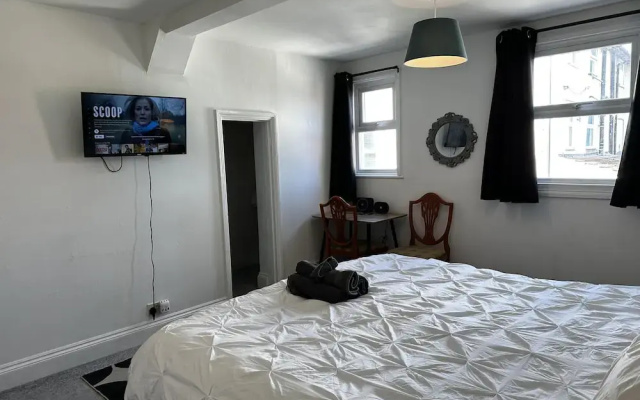 Family Friendly One Bedroom Apartment w King Bed