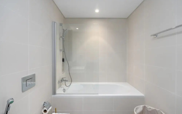 Contemporary 1BR w Dubai Marina Glimpse