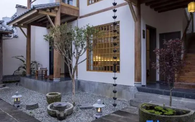 Luobai Homestay (Heshun Ancient Town)