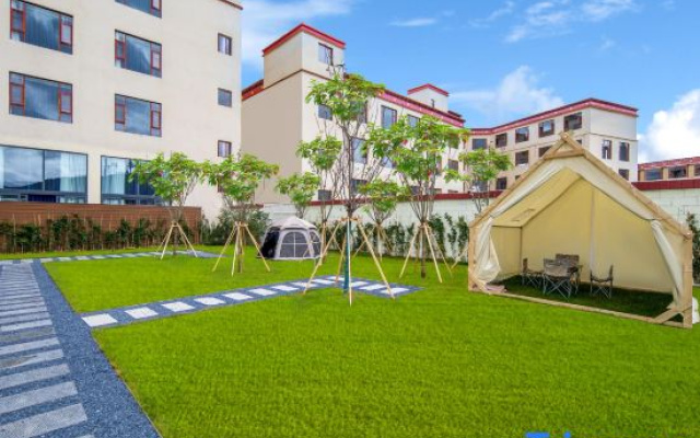 Kyriad Hotel (Shangri-La Ganden Sumtseling Monastery Scenic Area)