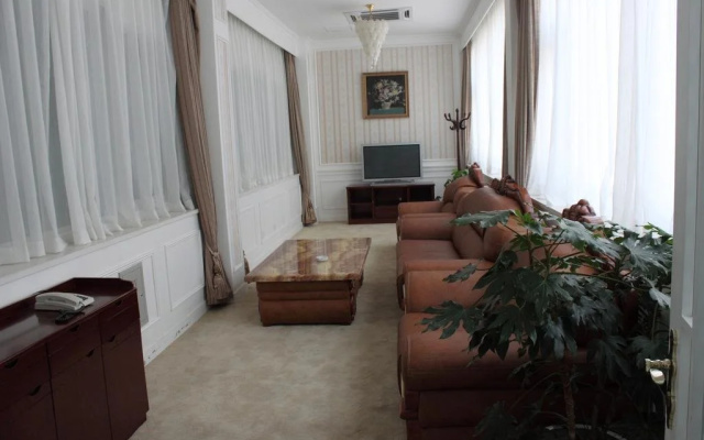 Huafeng Hot Spring Castle Hotel