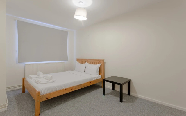 Spacious 2 Bedroom House in Bow