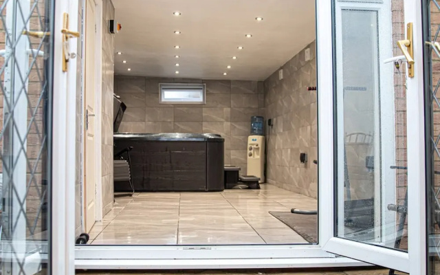 Private Hot Tub, Sauna, Ice Bath Gym Apartment