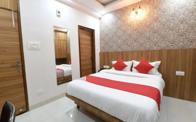 Oyo 14387 Luxury Inn