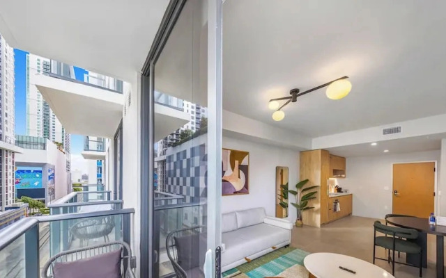 The Crosby Exclusive Condo - Pool & Gym