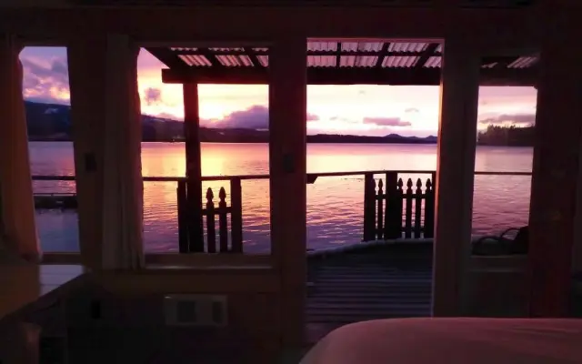 Seine Boat Inn