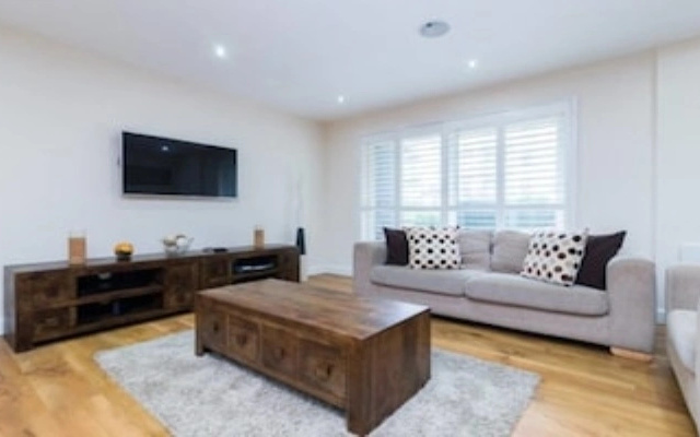 LUXURY Apartment Next to London RAF Museum
