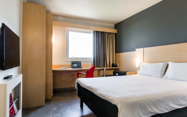 ibis Marilia