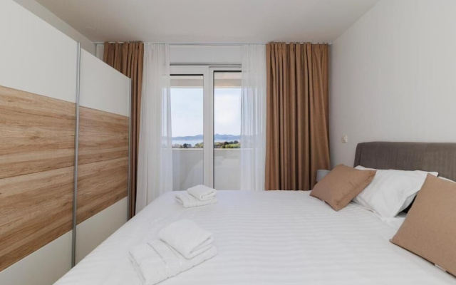 365 Sunsets Apartment by Belmont Realty