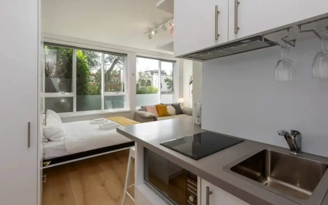 Lovely Studio With Free Parking in East Melbourne!