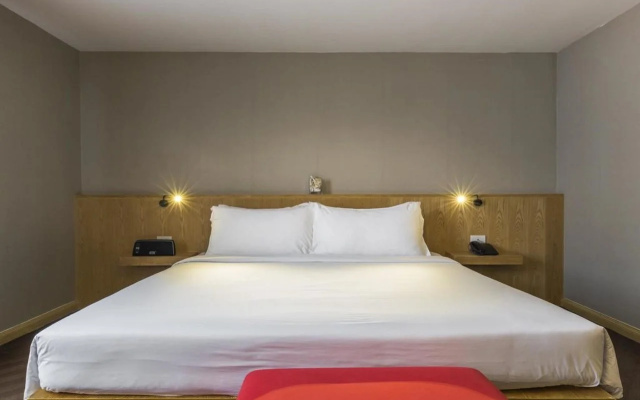 Hotel Vista Express (Formerly Four Seasons International House)