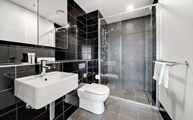 Chic 1-bed With Stunning Lake View & Indoor Pool