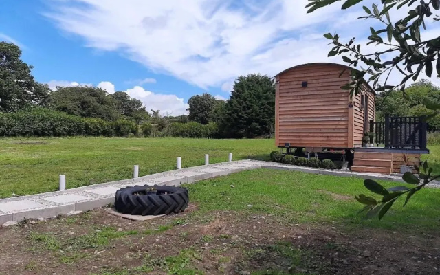 Min yr Afon - Cabin - Sleeps 2 - Hot Tub - Parking
