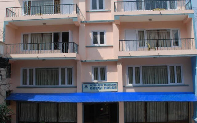 Отель Kathmandu Madhuban Guest House Непал, Катманду - 1 отзыв об отеле, цены и фото номеров - забронировать отель Kathmandu Madhuban Guest House онлайн вид на фасад