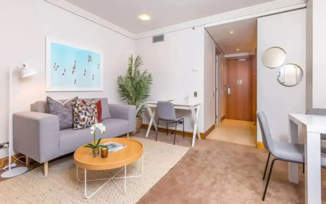 Cozy Central Apt. w/ Pool & Gym by Zodiak Stays