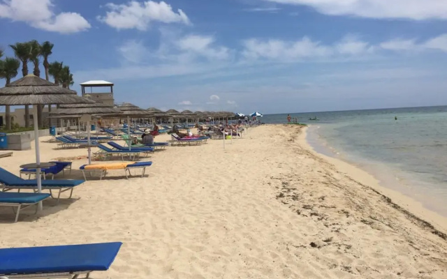 2 Bed Flat - Sleeps 4 - Pool - Parking - Wifi