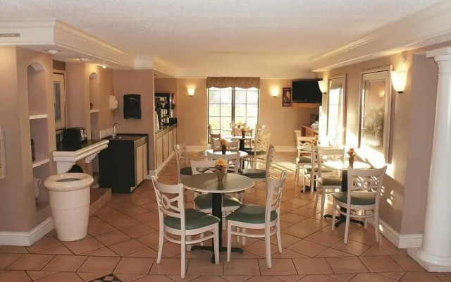 Days Inn & Suites Huntsville