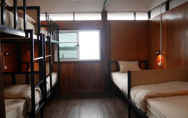 At Pier Hostel Lanta комната для гостей