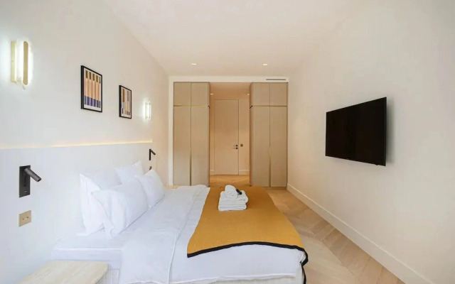 Sumptuous Apartment With Garden / Arc de Triomphe