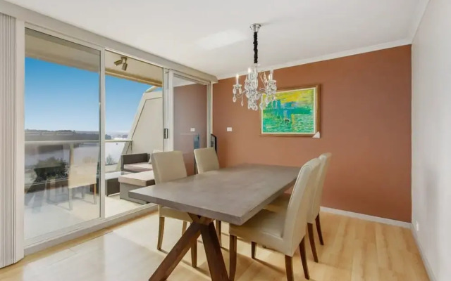 2-bed Unit With Balcony, BBQ & Stunning Lake Views