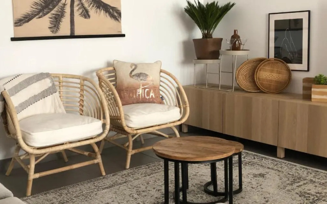 Apartment - Sleeps 4 - Parking - Garden - Pool
