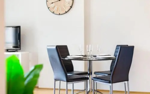 Surry Hills Fully Self Contained Modern 1 Bed Apartment (1012ELZ)